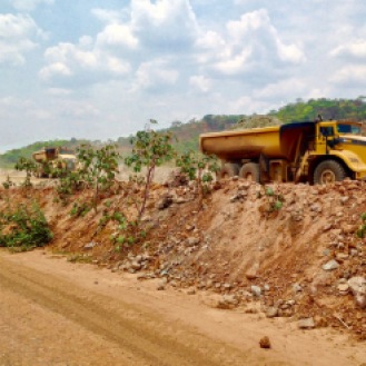 October 2015: A conga line of HaulMax trucks on their way from that mountain to the crusher, a 20km haul